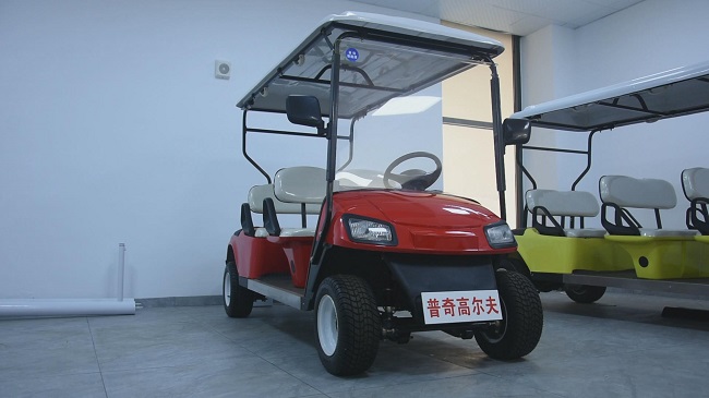 高尔夫球车：球场上的便捷交通工具